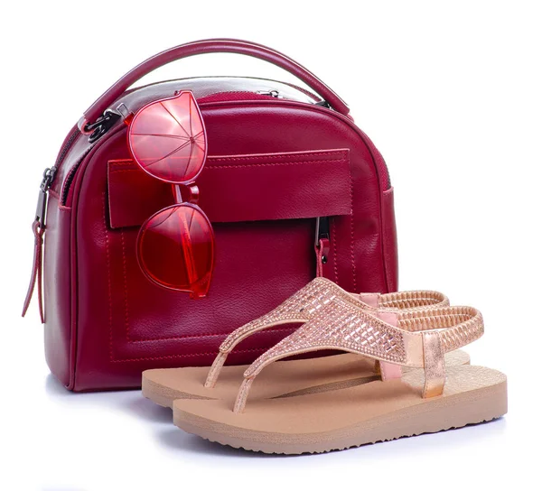 Rote Tasche, Sonnenbrille, Sandalen — Stockfoto