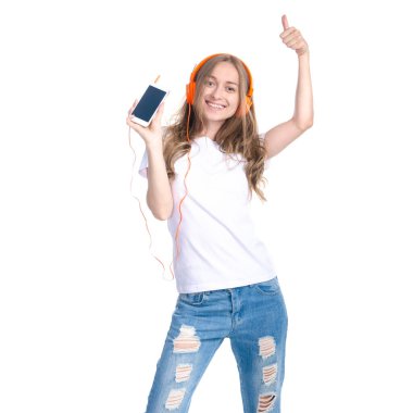 Kulaklıklı kadın müzik dinliyor. Mutluluk gülümsüyor.