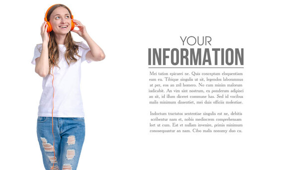 Женщина в наушниках слушает музыку счастье улыбается
