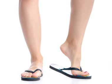 Parmak arası terlikli kadın bacakları.