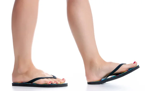 Weibliche Beine mit Flip Flops — Stockfoto