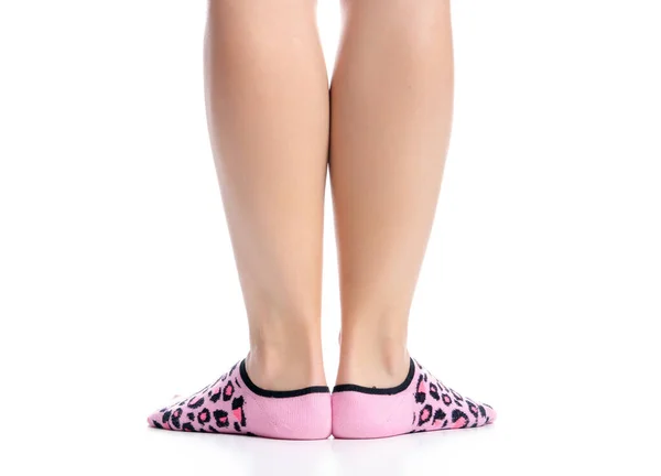 Weibliche Füße in rosa No-Show-Socken — Stockfoto