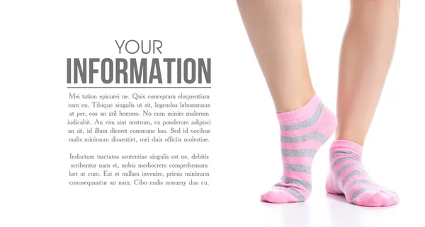 Pernas femininas com meias rosa moda — Fotografia de Stock