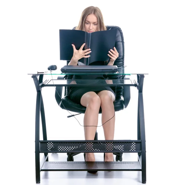 Schöne Geschäftsfrau lächelnd am Tisch sitzend und mit Laptop arbeitend, Bildschirm anschauend, Handschrift, Dokumente lesen, Ordner — Stockfoto