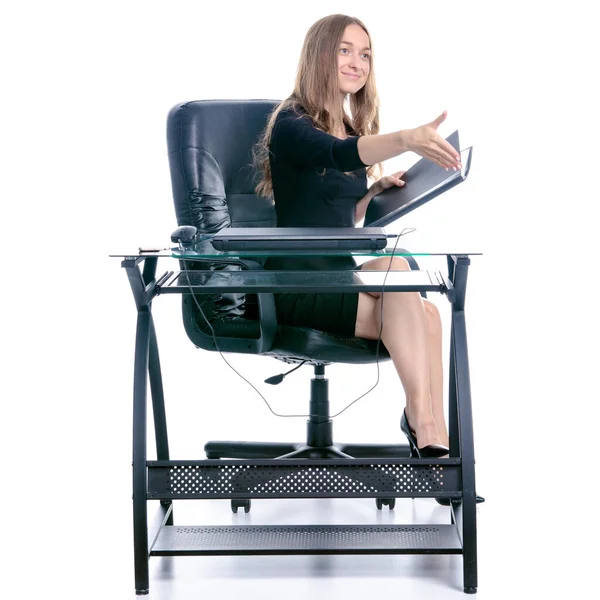Vacker affärskvinna leende sitter vid bordet arbetar med bärbar dator tittar på skärmen, handstil, handslag — Stockfoto