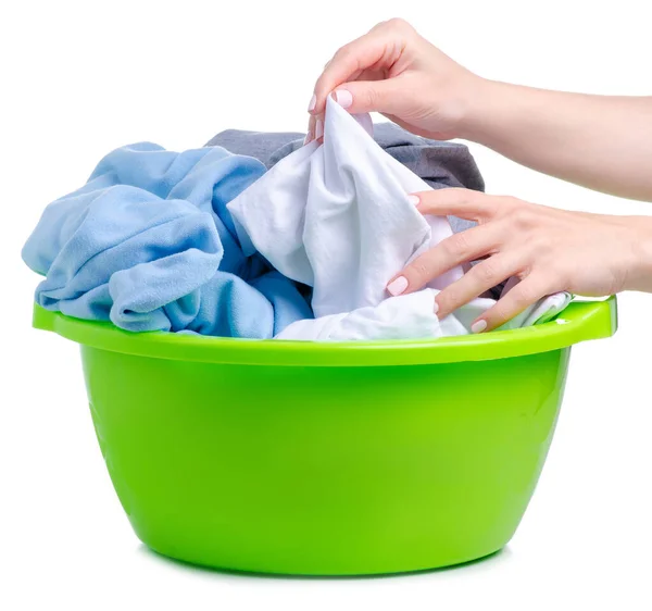 Ciotola di plastica verde con vestiti di lavanderia in mano — Foto Stock