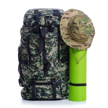 Aksesuar şapkalı askeri çanta.