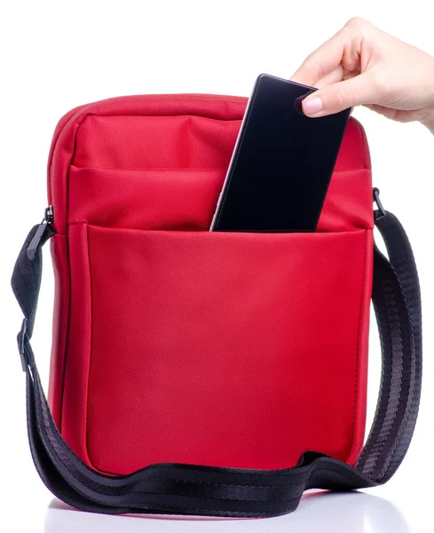 Smartphone puesto en bolsa de mensajero rojo —  Fotos de Stock