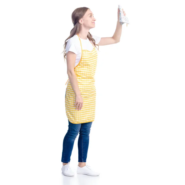 Жінка в жовтому фартусі посміхається тримаючи прибирання рушників — стокове фото