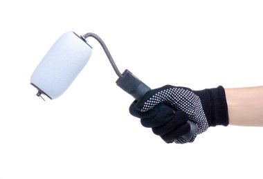 Ellerinde boya rulosu tutan çalışma eldivenleri.