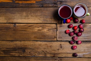 Kahverengi ahşap zemin üzerinde kupa gübresi