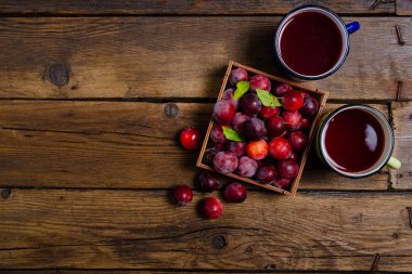 Kahverengi ahşap zemin üzerinde kupa gübresi