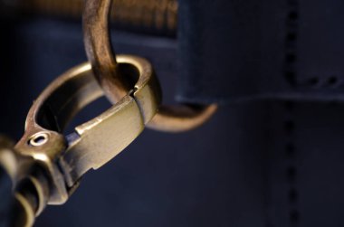 Siyah deri çanta makro desenli aksesuarlar fermuar karabina.