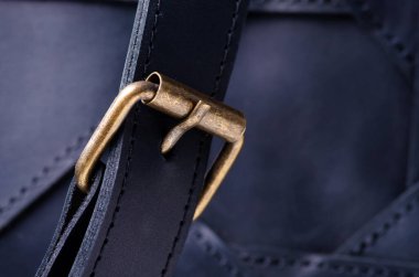 Siyah deri çanta makro desenli aksesuarlar fermuar karabina.