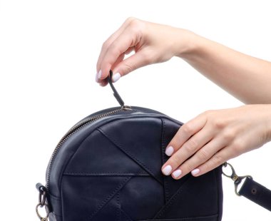 Kadın siyah yuvarlak çanta elinde.