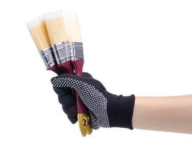 Ellerinde boya fırçası tutan çalışma eldivenleri.