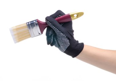 Ellerinde boya fırçası tutan çalışma eldivenleri.