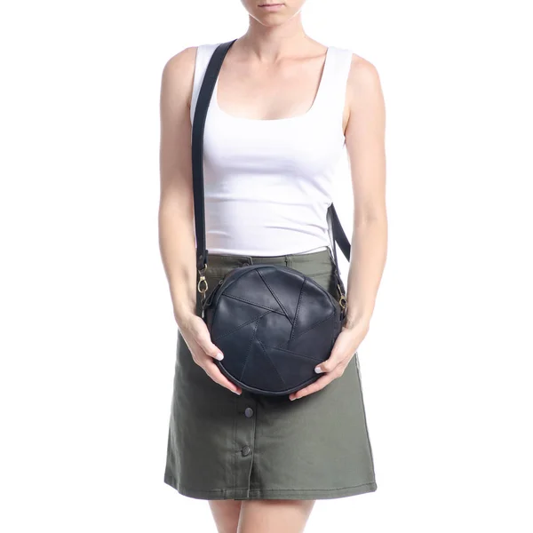 Женщина с черной круглой сумкой — стоковое фото