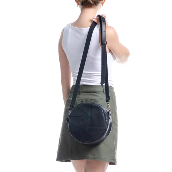 Mulher com saco redondo preto moda — Fotografia de Stock