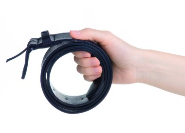 Elinde siyah deri kemer