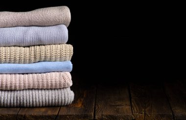 Örgü kıyafetlerin yığını.