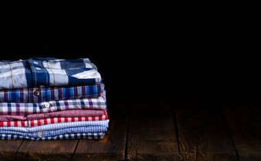 Bir yığın kıyafet kafesi gömleği.