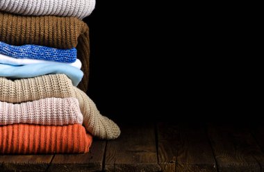 Örgü kıyafetlerin yığını.