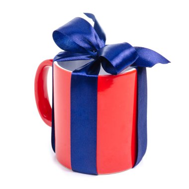 Mavi kurdeleli kırmızı bardak.