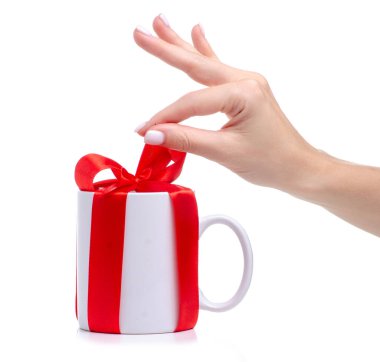 Elinde kırmızı kurdele, beyaz bardak fincanı.