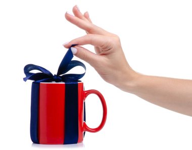 Elinde mavi kurdeleli kırmızı bardak.