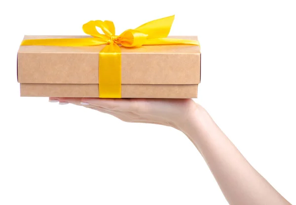 Scatola con fiocco giallo regalo in mano — Foto Stock