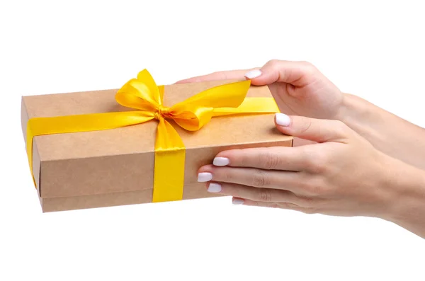Коробка с подарком в виде желтой ленточки — стоковое фото