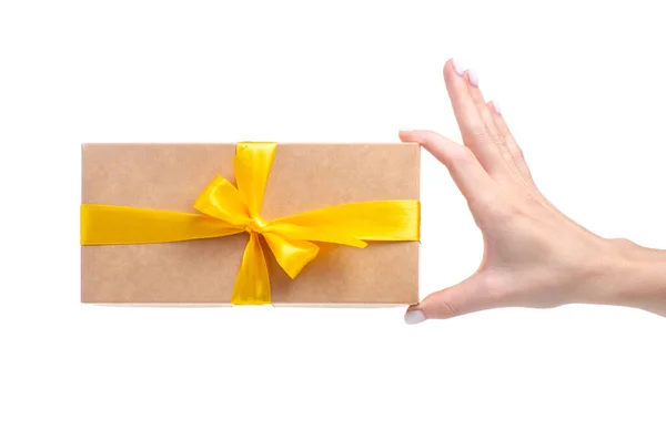 Scatola con fiocco giallo regalo in mano — Foto Stock