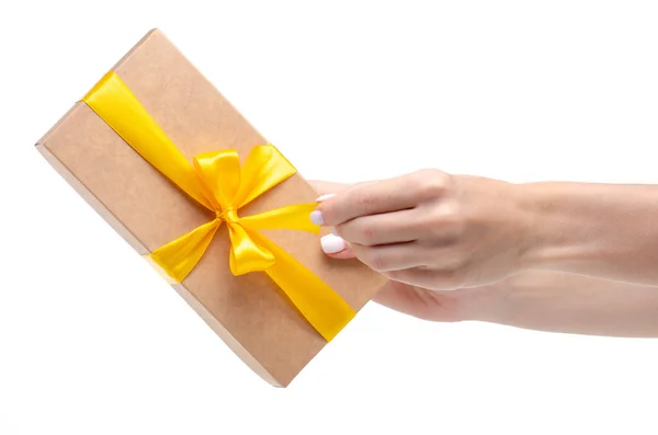 Caja con lazo de cinta amarilla regalo en la mano — Foto de Stock