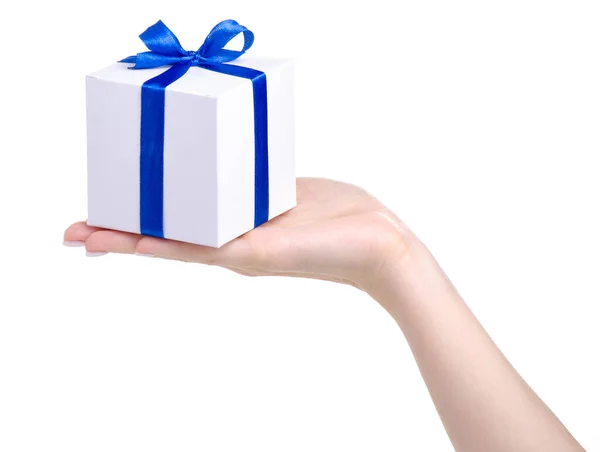 Scatola bianca con fiocco blu regalo in mano — Foto Stock