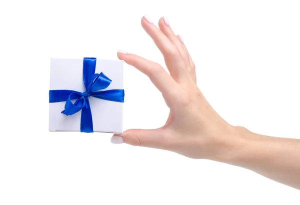 Witte doos met blauw lint strik cadeau in de hand — Stockfoto