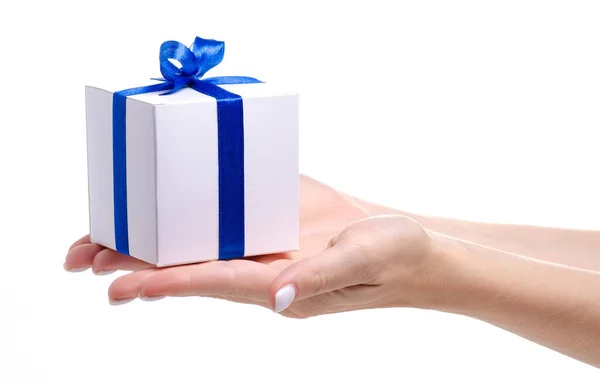 Fehér doboz kék szalaggal íj ajándék a kézben — Stock Fotó
