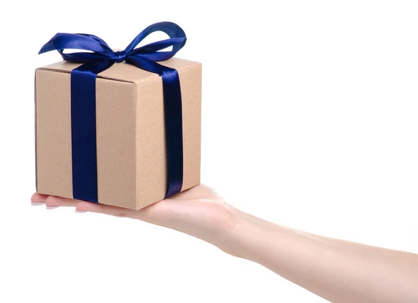 Scatola marrone con fiocco blu regalo in mano — Foto Stock