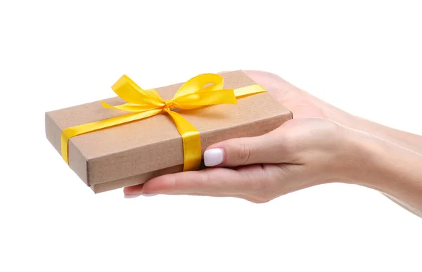 Scatola con fiocco giallo regalo in mano — Foto Stock