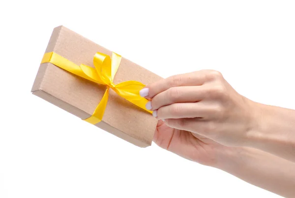 Scatola con fiocco giallo regalo in mano — Foto Stock