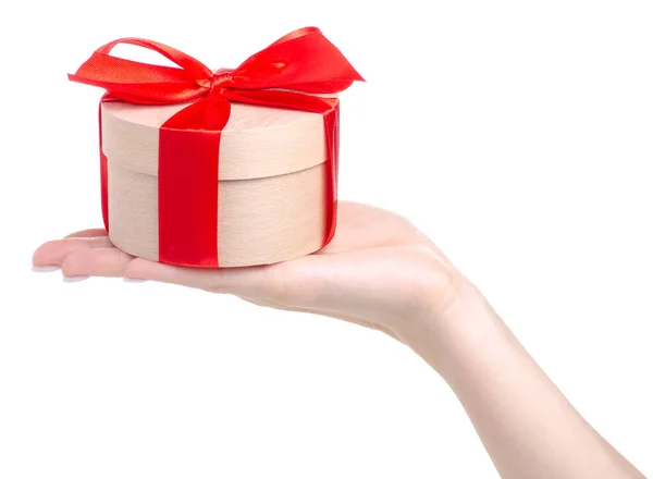 Doboz piros szalaggal íj ajándék a kézben — Stock Fotó