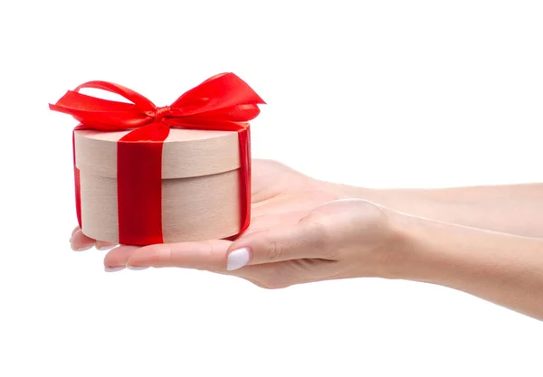 Scatola con fiocco rosso regalo in mano — Foto Stock