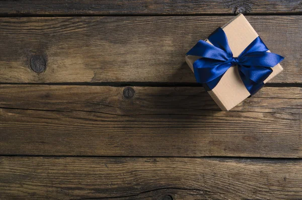 Коробка с подарком из голубой ленты — стоковое фото
