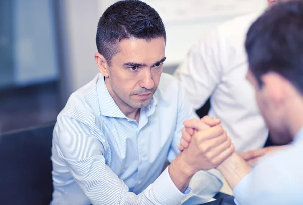 Zakenlieden arm worstelen in office — Stockfoto