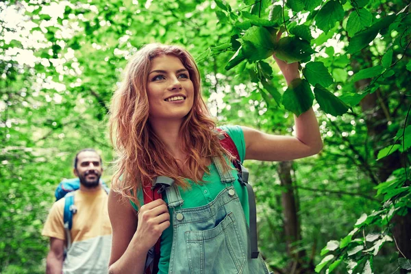 Couple heureux avec sacs à dos randonnée dans les bois — Photo