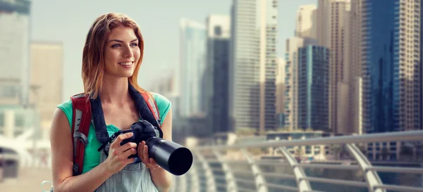 Γυναίκα με σακίδιο και κάμερα πάνω από την πόλη του Ντουμπάι — Φωτογραφία Αρχείου