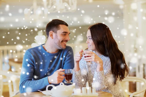 Casal feliz beber chá no café — Fotografia de Stock