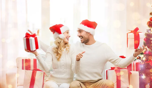 Couple heureux avec cadeaux de Noël et pouces levés — Photo