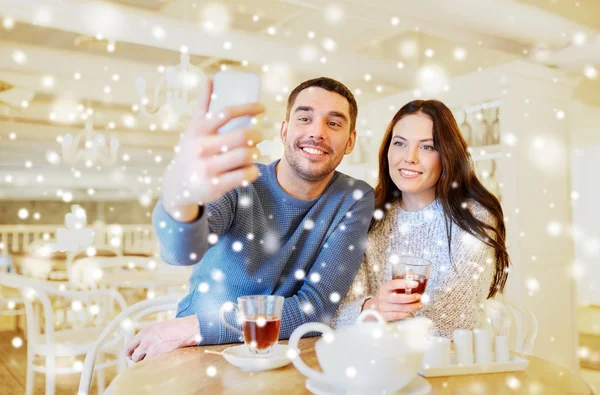 Пара делает селфи на смартфоне в кафе-ресторане — стоковое фото