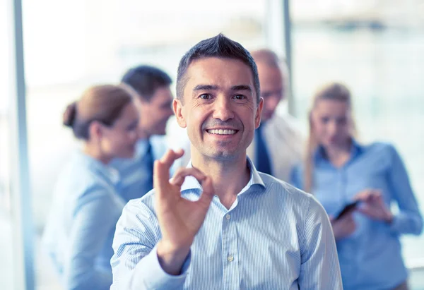 Groep van Glimlachende zakenmensen bijeenkomst in office — Stockfoto